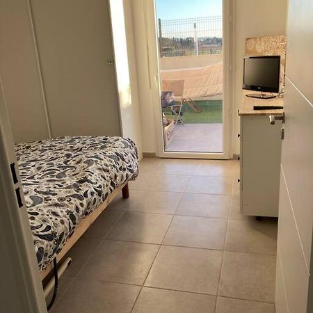 Appartement Rdc Avec Parking Prive La Fare-les-Oliviers Екстериор снимка